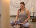 Yoga: Ich begleite die Entspannung gern mit sanften Klängen - Yoga entspannt