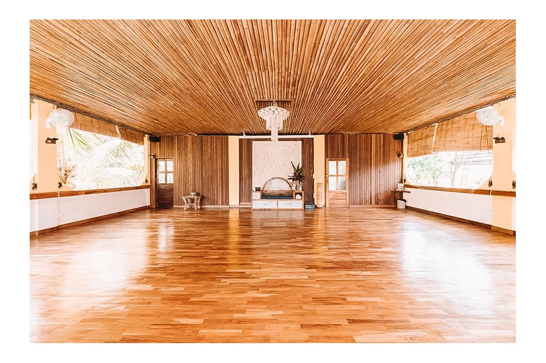 Yoga Retreat: Yoga Shala, umgeben von Reisfeldern und Palmen. Natur pur. - Yoga Retreat Bali 2023