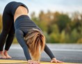 Yoga: Herabschauender Hund - LoveYoga - Mein Körper - Mein Tempel  - Präsenz & Online