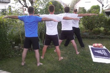 Yoga: Männer-Yogastunde im MediYogaGarten! - Gesundheit für Männer - MediYogaSchule (c)
