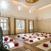 Yogakurs - Der große Saal im Gut Saunstorf - Chakra Yoga & Meditation - Eine bewusstseinserweiternde Reise durch die sieben Zentren der Lebensenergie