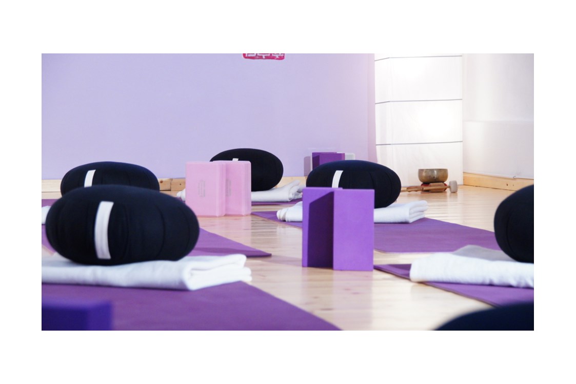 Yoga: Matten, Decken, Blöcke, Sitzkissen, Gurte und Pilatesbälle finden sich kostenlos im Yogaraum - ZEN-TO-GO Yoga