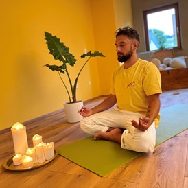 Yoga: Emran (Yogalehrer) - Hatha YIN Yogakurs (8x90 Min.)