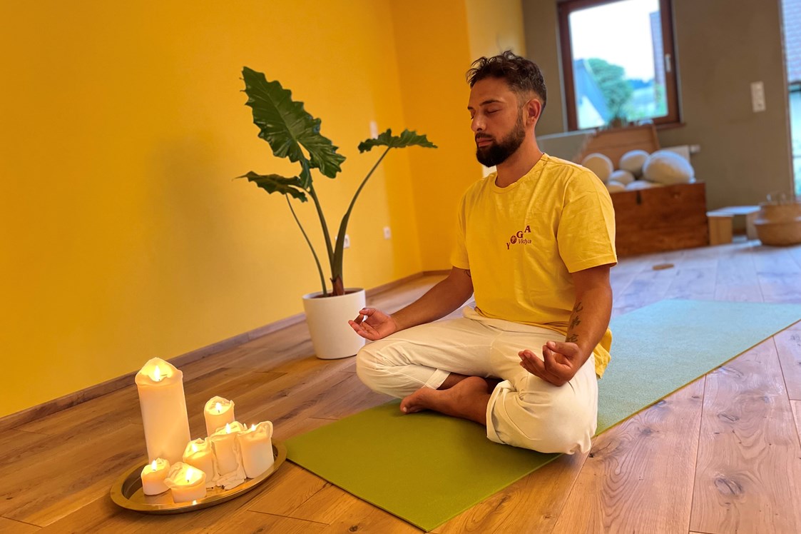 Yoga: Emran (Yogalehrer) - Hatha YIN Yogakurs (8x90 Min.)
