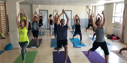 Yogakurs - vorhandenes Yogazubehör: Yogablöcke - Yoga Ausbildung 220h - Qi-Life Yoga