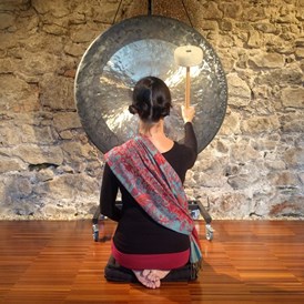 Yoga: RELAX-YOGA Entspannungsnachmittage sind eine wunderbare Regenerationszeit für Körper, Seele und Geist. Dabei werden sanfte, Achtsamkeitsyogaübungen, Autogenes Training, Progressive Muskelentspannung, Bodyscan, Phantasiereisen, Klangreisen mit Harfe, Indianerflöten, Klangschalen, Japanischen Tempelglocken, Klangröhren, Koshi, Sansula, sowie Gongmeditationen eingesetzt. - EKAGRATA YOGA