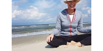 Yogakurs - vorhandenes Yogazubehör: Stühle - Silke Pasinski - Yoga für Körper, Geist und Seele