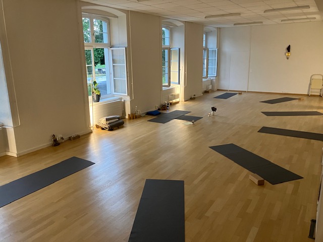 Yoga: Yoga parenam, unser Yogaraum ist sehr hoch uns stimmungsvoll. 82 m2 und ausgestattet mit Matten, Blocks, Gurte, Bolster, Sitzkissen, Yogastühle... ein Raum zum Rundum-Wohlfühlen. - Yoga parenam, Yoga Gruppen, Workshops, Yogatherapie