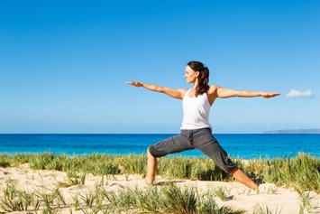 Yoga: YOGA IM FREIEN:  

Die Erde unter den Füßen spüren, die Sonnenstrahlen in das Herz hinein lassen und wahrnehmen, wie der Wind ganz sanft die Haut streichelt.

Yoga im Freien ist herrlich und tut sehr gut. Es ist eine wunderbare Erfahrung, Körper und Natur in Einklang zu bringen.

Die Teilnehmer erleben beim Yoga, wie sich der Körper stabilisiert und wie er sich im Inneren beruhigt. Die Natur unterstützt diese Wirkung, so dass Yoga noch intensiver empfunden wird. Dies wird auch dadurch verstärkt, weil unter freiem Himmel mehr Lebensenergie als in geschlossenen Räumen getankt werden kann. Zusätzlich wirken der Anblick von frischem Grün, blauem Himmel und der Geruch der Erde sehr heilsam auf Geist und Seele.

Siehe Homepage:  "TERMINE" ! - Sabine Cauli   Yoga & Klang - Wege zur Entspannung