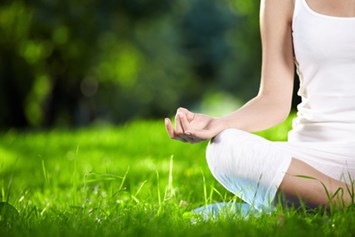 Yoga: WIRKUNG DES YOGA:  

Yoga steigert nicht nur das Körperbewusstsein, sondern kann auch stressbedingte Störungen des Körpers wie z.B. Bluthochdruck, Kopfschmerzen, Rückenschmerzen oder Magenbeschwerden verbessern. Auch psychische Störungen wie Schlafstörungen, innere Unruhe, Ängste und Depressionen können durch Yoga gelindert werden. Zudem ist eine körperbetonte Yoga-Praxis ein Weg zu einem schönen und durchtrainierten Körper. 

Die Bewegungsabläufe und Yogaübungen helfen Körperbewusstsein zu entwickeln und den Körper zu reinigen, zu stärken und in Harmonie zu bringen. Yoga hilft, die Energie in uns zu erfahren, zu spüren und zu lenken. Somit kann alles, was im Körper aus dem Gleichgewicht gebracht wurde, was blockiert und geschwächt ist, positiv beeinflusst werden. Standfestigkeit, Flexibilität, Zentrierung, Kraft, Ausdauer und Balance werden geschult. 

Auf viele Menschen hat Yoga eine beruhigende und ausgleichende Wirkung. Die harmonisierende und positive Wirkung des Yoga ist erwiesen und in vielen wissenschaftlichen Studien dokumentiert. Selbst wenn man Yoga nur wenig praktiziert, ist schon sehr bald diese angenehme Wirkung zu spüren. - Sabine Cauli   Yoga & Klang - Wege zur Entspannung