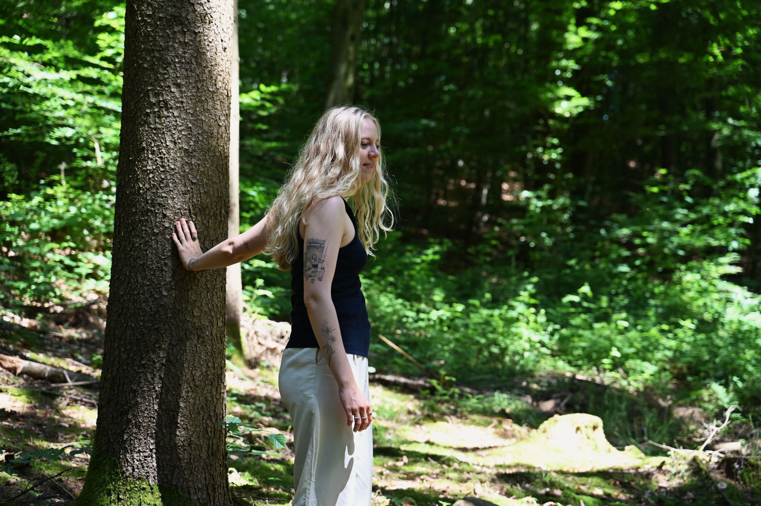 Yoga: Leona Roes im Wald - Leona Roes - Somatic Yoga, körperorientiertes Coaching & Kakao Rituale