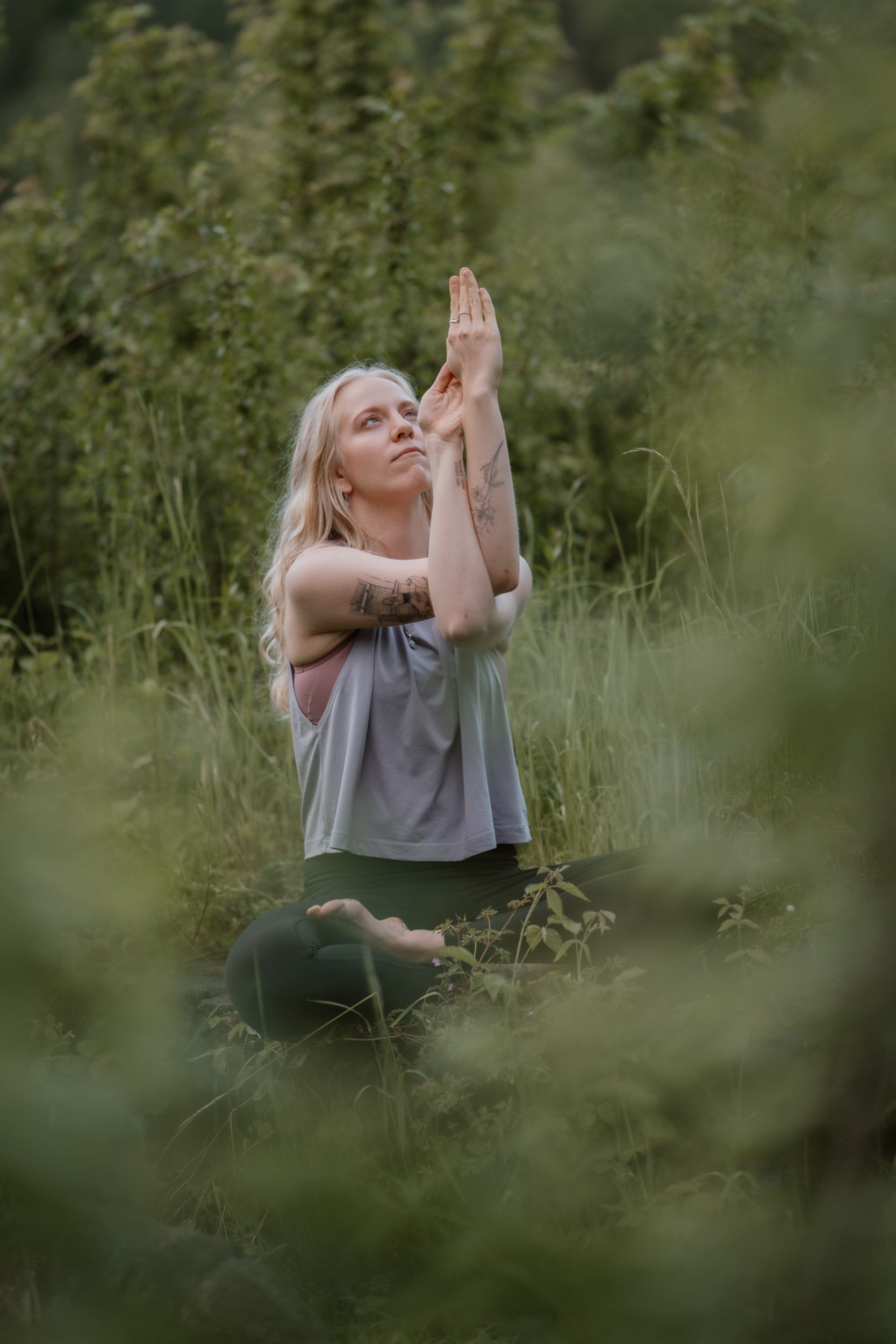 Yoga: Leona Roes Yogaposition in der Natur - Leona Roes - Somatic Yoga, körperorientiertes Coaching & Kakao Rituale