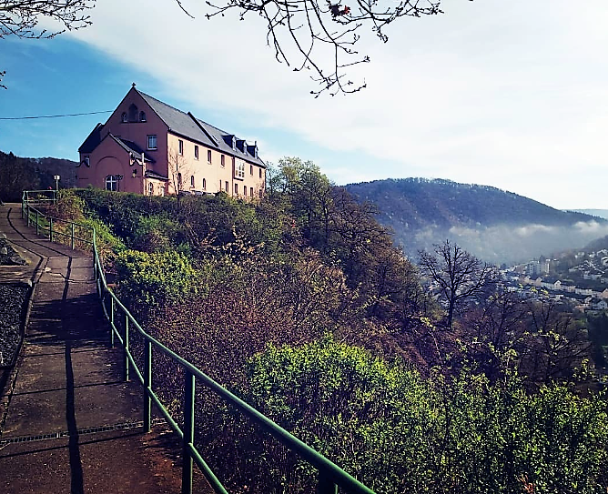 Yogaevent: Yin Yoga und Malen im ehem. Kloster Allerheiligenberg in Lahnstein