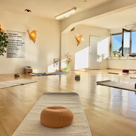 Yoga: Willkommen in diesem wunderschönen lichtdurchfluteten Yogaraum mit guter Akkustik und heilsamer Energie. - Kundalini Yoga (auch für Männer) 