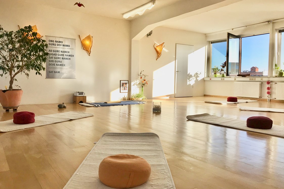 Yoga: Willkommen in diesem wunderschönen lichtdurchfluteten Yogaraum mit guter Akkustik und heilsamer Energie. - Kundalini Yoga (auch für Männer) 