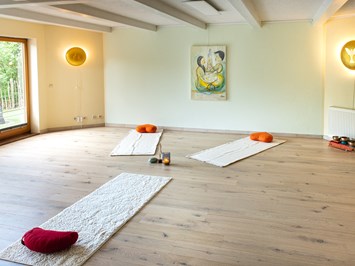Eine intensive Reise durch die 7 Chakren mit Heilyoga nach Jeannette Krüssenberg Our premises Yoga healing room