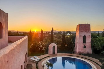 Yogaevent: Pool und Aussicht mit Sonnenuntergang  - 'Love yourself' Frauenyogaretreat in Marokko