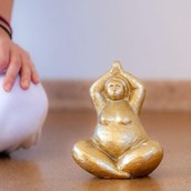 Yogakurs - Herzlich Willkommen bei Yoga mit Melli ∣ Curvy Yoga für Frauen mit Größe - Curvy Yoga für Frauen mit Größe (Online-Kurs)