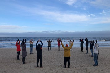 Yogaevent: Morgen-Routine, vor dem Frühstück noch  an den Strand.
Die herrliche salzhaltige Meeresluft eignet sich hervorragend, für Bewegung und Pranayama (Atemübungen). - 6 Tage Soul Time an der Nordsee - mit Yoga und Wandern im Herbst