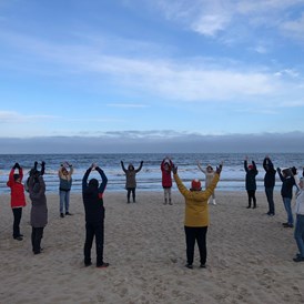 Yogaevent: Morgen-Routine, vor dem Frühstück noch  an den Strand.
Die herrliche salzhaltige Meeresluft eignet sich hervorragend, für Bewegung und Pranayama (Atemübungen). - 6 Tage Soul Time an der Nordsee - mit Yoga und Wandern im Herbst
