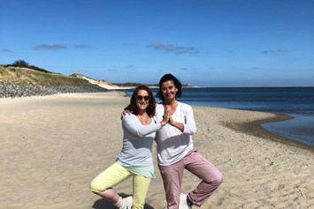 Yogaevent: Wir freuen uns auf Dich!

NAMASTE

Christine & Simin

mehr über uns erfährst Du auf:

www.yoga-trikuti.de
oder 
www.shakti-yoga-mettmann.de - 6 Tage Soul Time an der Nordsee - mit Yoga und Wandern im Mai