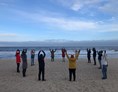 Yogaevent: Morgen-Routine, vor dem Frühstück noch  an den Strand.
Die herrliche salzhaltige Meeresluft eignet sich hervorragend, für Bewegung und Pranayama (Atemübungen). - 6 Tage Soul Time an der Nordsee - mit Yoga und Wandern im Mai