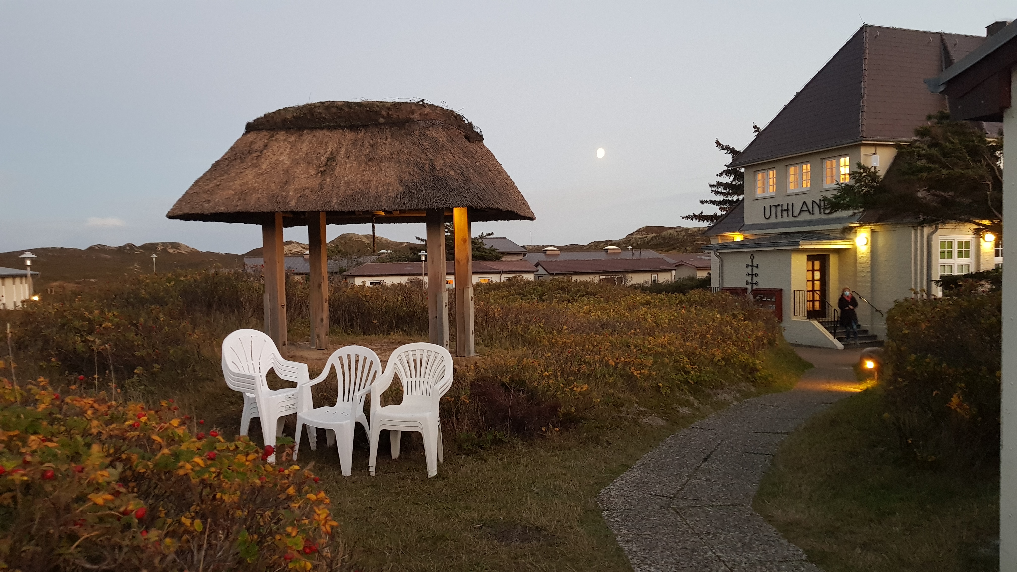 Yogaevent: Im Zentrum des Geländes befindet sich der Speisesaal. Hier werden sowohl vollwertige vegetarische Speisen in Büffetform angeboten als auch Mischkost. - 8 Tage Soul Time an der Nordsee - mit Yoga und Wandern im Herbst