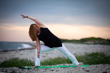 Yogalehrer Ausbildung: Anja Steinmetz Yoga, Side Warrior Asana - 200Std.+ Yogalehrer*innen & Resilienztrainer*innen Ausbildung