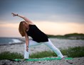 Yogalehrer Ausbildung: Anja Steinmetz Yoga, Side Warrior Asana - 200Std.+ Yogalehrer*innen & Resilienztrainer*innen Ausbildung