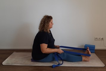Yoga: Elke von Elkes Curvy Yoga - "kurvenfreundliche" Asanavariante der Zange/Vorwärtsbeuge im Sitzen mit Gurt - Curvy Yoga / Plus Size Yoga für Frauen