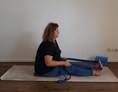 Yoga: Elke von Elkes Curvy Yoga - "kurvenfreundliche" Asanavariante der Zange/Vorwärtsbeuge im Sitzen mit Gurt - Curvy Yoga / Plus Size Yoga für Frauen