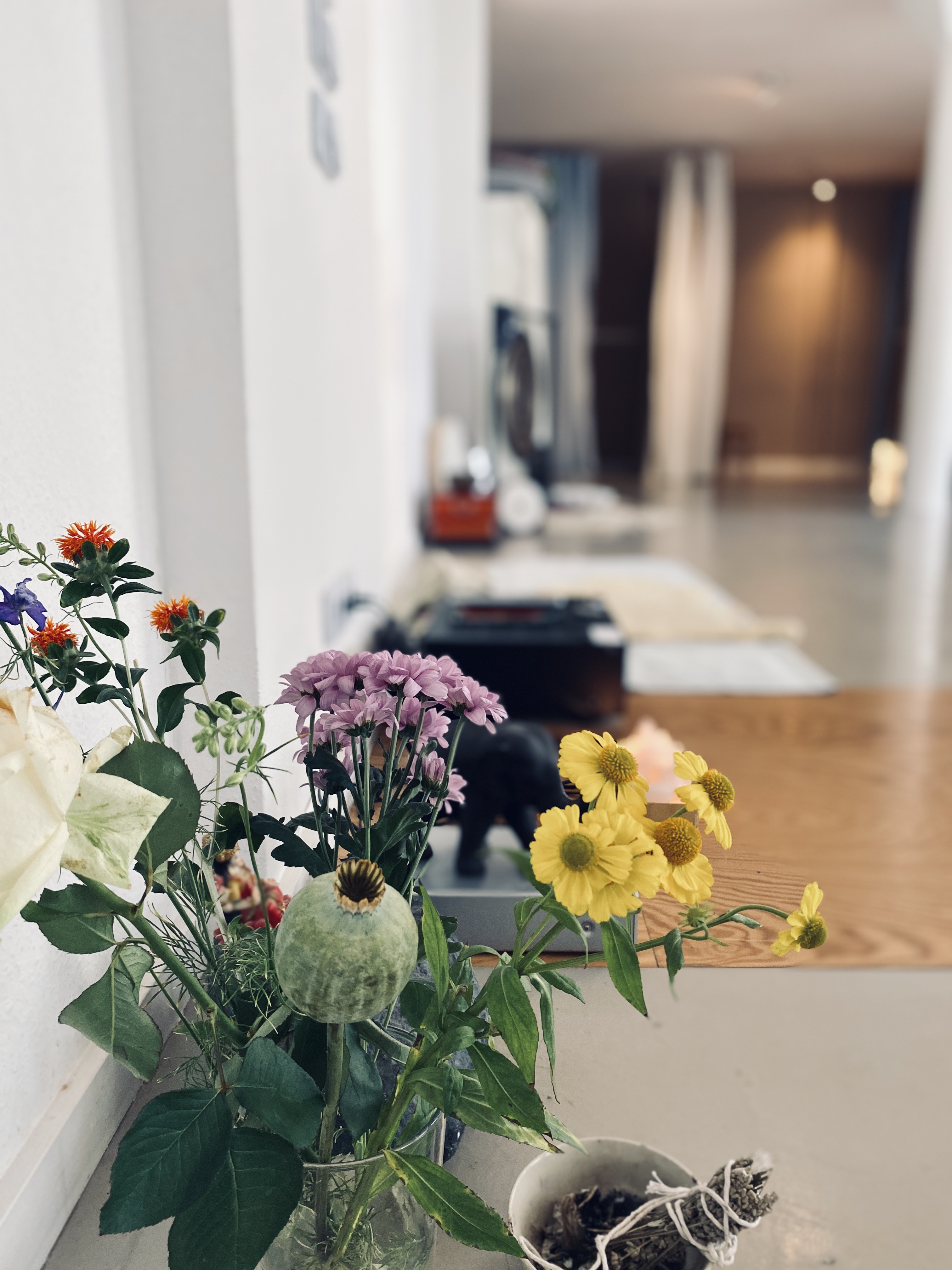 Clase de yoga - Zertifizierung: andere Zertifizierung - Berlin-Stadt Wilmersdorf - Yoga Studio mit einem Blumenstrus im Vordergrund - KREUZBERGYOGA Studio