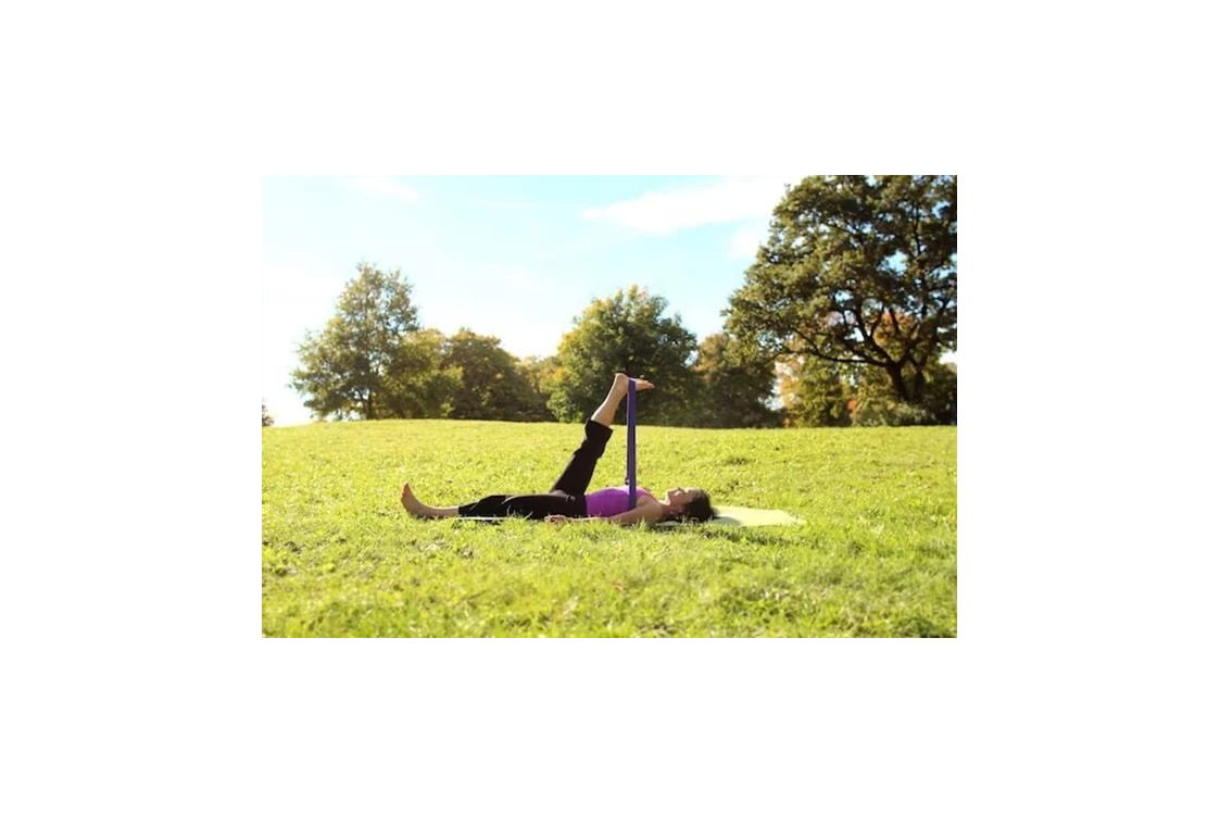 Yoga: Bein mit Gürtel dehnen. Zur Stärkung des unteren Rückens und der Flexibilität der Knie. - TriYoga Flows , YinYoga , Gongbad 