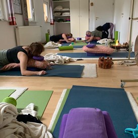 Yoga: Yin Yoga . ein sicherer Raum, in dem Menschen sich mit ihrem Körper und Geist verbinden können - Raum für TriYoga in Hanau CorinaYoga