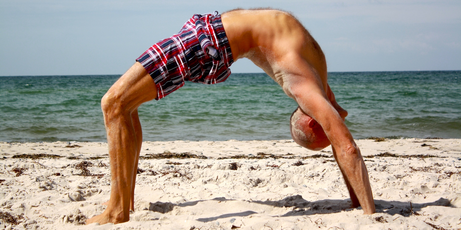 Clase de yoga - Weitere Angebote: Workshops - Brandeburgo - Juri Dischinger in der Yogapose Dhanurasana - Avasata Ayurveda Yoga Potsdam