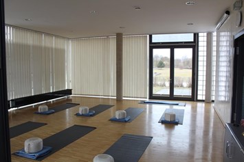 Yoga: Der Übungsraum im Glashaus der Georg Simnacher Stiftung. - Maitreya Yoga Schule