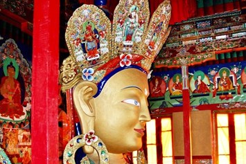 Yoga: Maitreya Statue in Leh, Indien. - Maitreya Yoga Schule