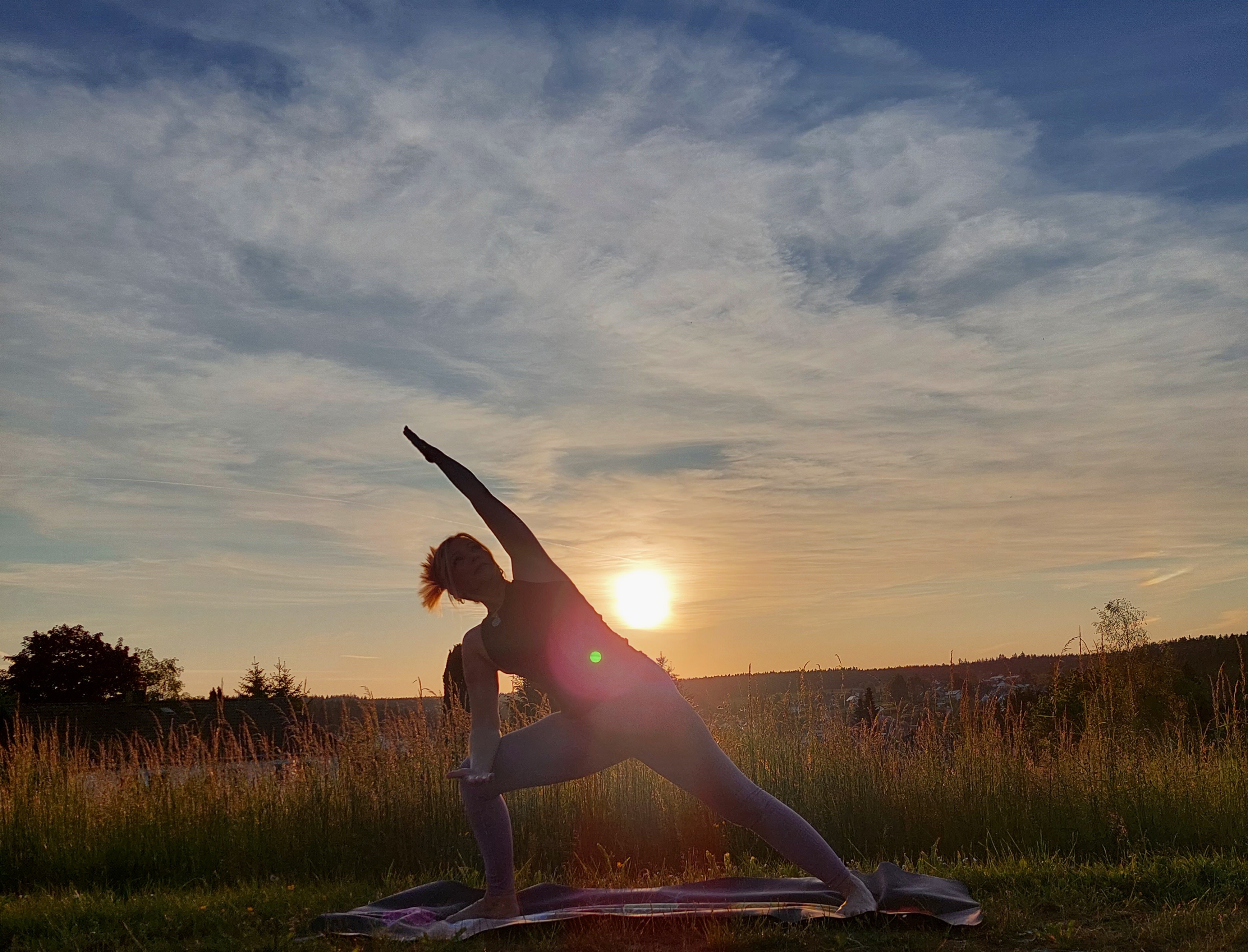 Yogakurs - Ambiente: Große Räumlichkeiten - Rheinland-Pfalz - Gestreckter Seitwinkel - Hatha Yoga - Präventionskurs - Birgit Schaz - PraxisBewusstSein