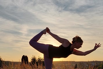 Yoga: Tänzerin - Hatha Yoga - Präventionskurs - Birgit Schaz - PraxisBewusstSein