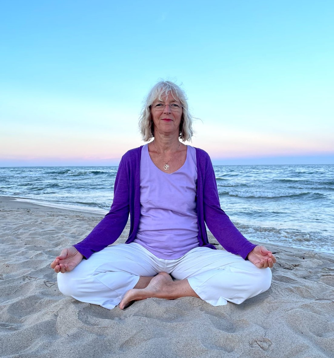 Clase de yoga - vorhandenes Yogazubehör: Stühle - Hesse - Herzlich willkommen zum Yoga mit Antje - Yoga im Heilhaus Kassel