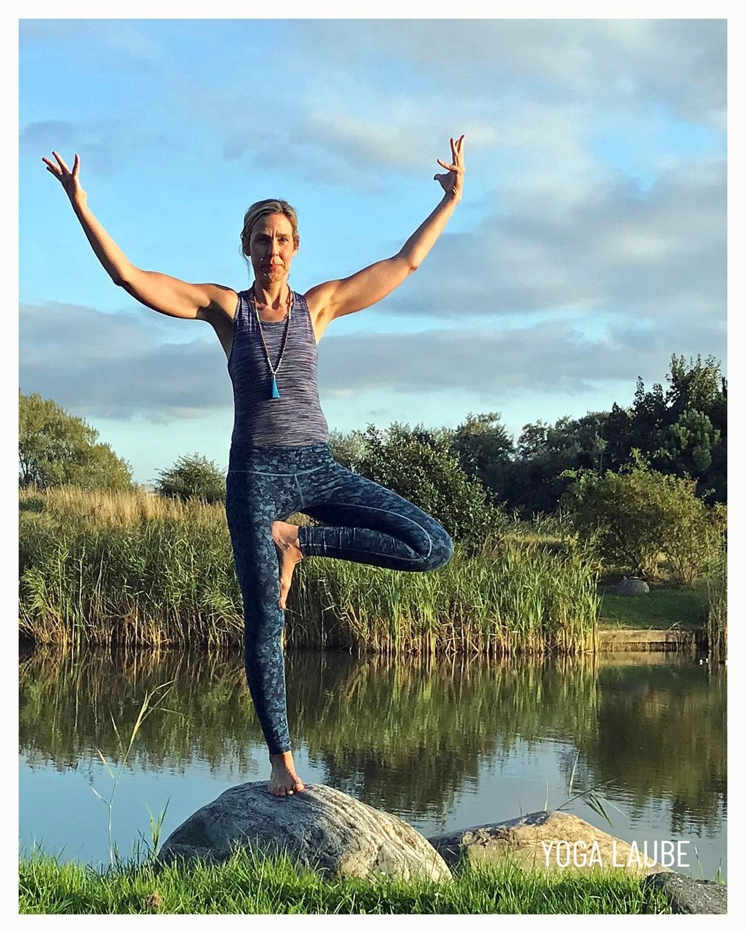 Yoga course - Kurse mit Förderung durch Krankenkassen - Germany - Meike Wulf (Yoga Laube) in der Baum Asana. - Yoga Laube