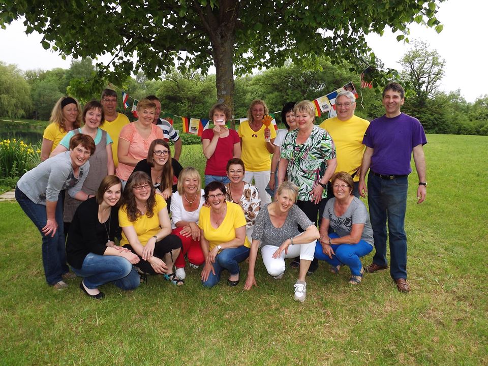 Clase de yoga - Kurssprache: Deutsch - Baviera - Lachyoga im Park Memmingen - Gerlinde Schöffel