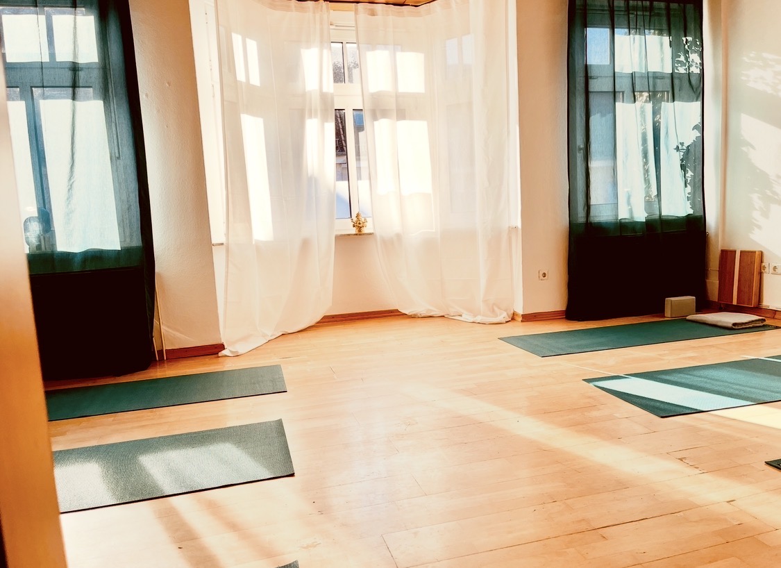 Clase de yoga - Riepsdorf - Yogaraum Grabenstrasse 
 - Yoga an der Ostsee - Dev Bhagti - Ilka Koch