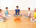 Yoga: Gratis: Meditationsabende (Satsang) jeden Mittwoch 20 h, Samstag und Sonntag jeweils 18 h.  - Sivananda Yoga Vedanta Zentrum Berlin