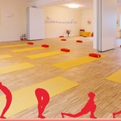 Yogakurs - Yoga im Herzen von Berlin
Die großzügigen, hellen	Yogaräumen bieten die ideale Umgebung für Ihre Yogapraxis.  - Sivananda Yoga Vedanta Zentrum Berlin