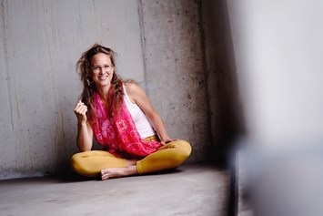 Yogalehrer Ausbildung: Dozentin Farina Naja Schnell - KINDERYOGALEHRER AUSBILDUNG • Starkes Ich. Starke Kinder. Starke Welt.