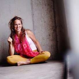 Yogalehrer Ausbildung: Dozentin Farina Naja Schnell - KINDERYOGALEHRER AUSBILDUNG • Starkes Ich. Starke Kinder. Starke Welt.