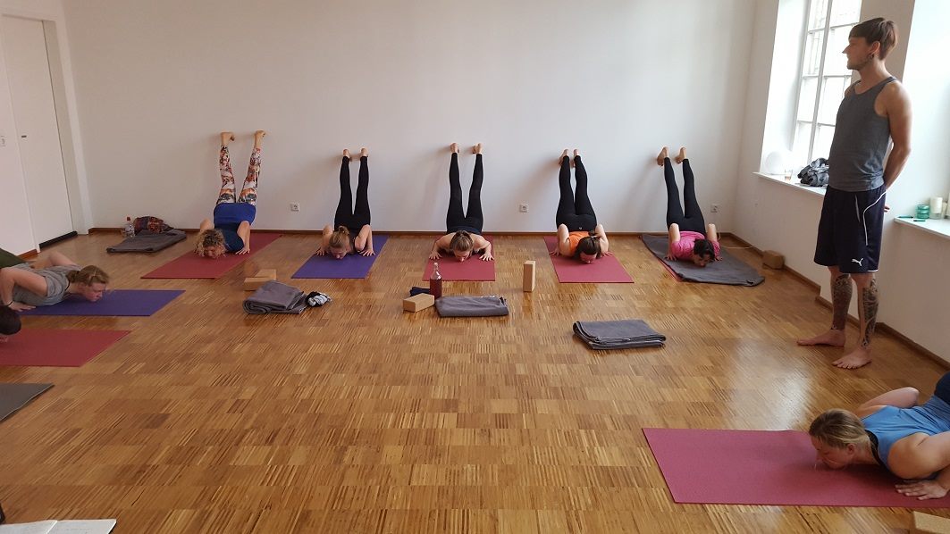 Clase de yoga - Yogastil: Ashtanga Yoga - Sajonia - rückbeuegn-special im yogarausch - yogarausch