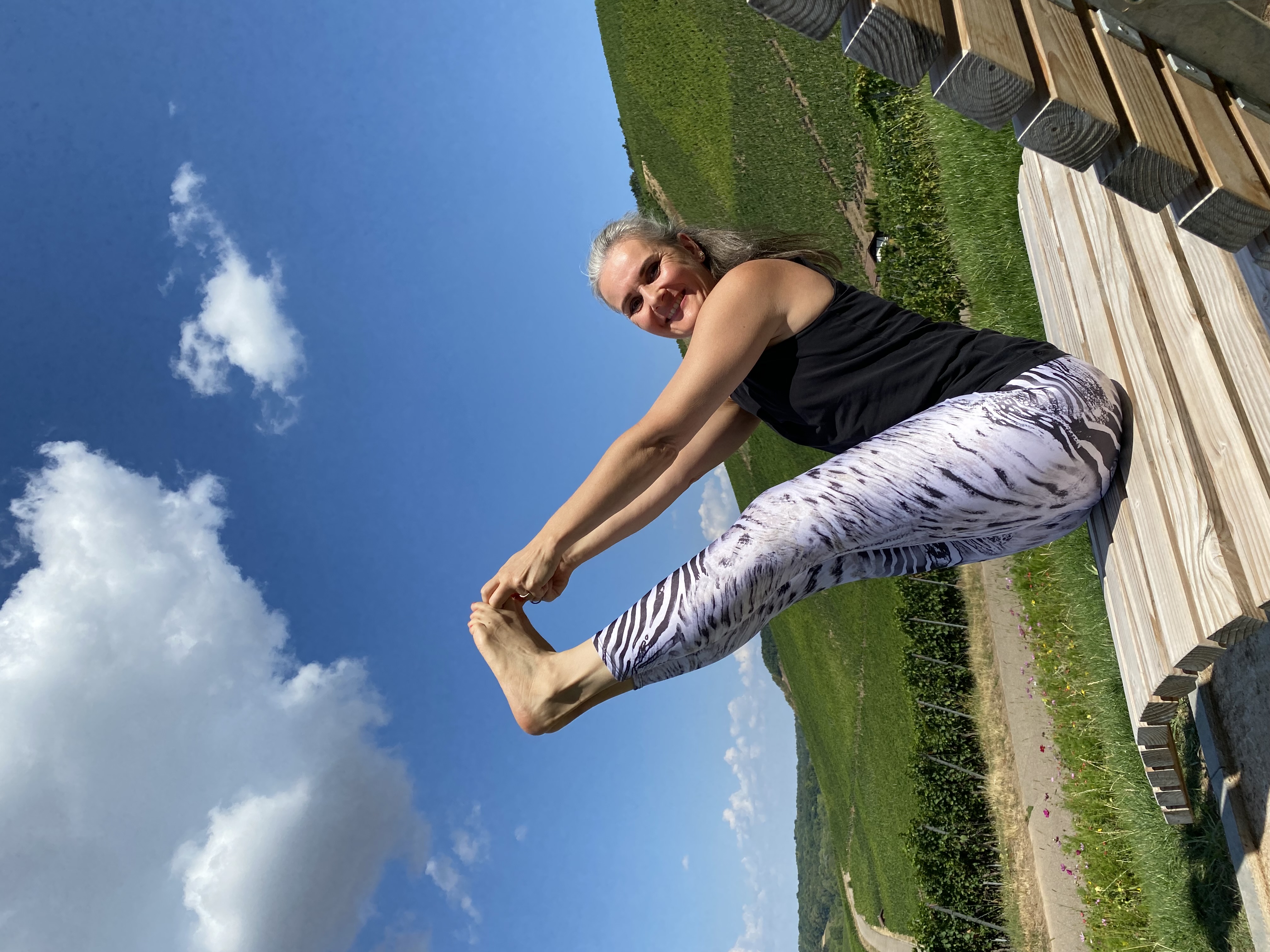 Yogakurs - Schwäbische Alb - Ich liebe Yoga weil…. es mich glücklich macht, Menschen dabei zu unterstützen, etwas für sich und ihre Gesundheit zu tun, sie für Bewegung zu begeistern und somit nach meiner Stunde entspannt und lächelnd zu sehen.  - Iris Löwe – Yoga und mehr