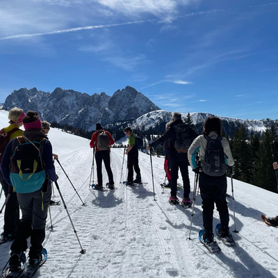 Yogaevent: Yogaschüler beim Aufbruch zur Schneeschuhwanderung - Yoga, Schneeschuhwandern und Detox-Light Winter 2024